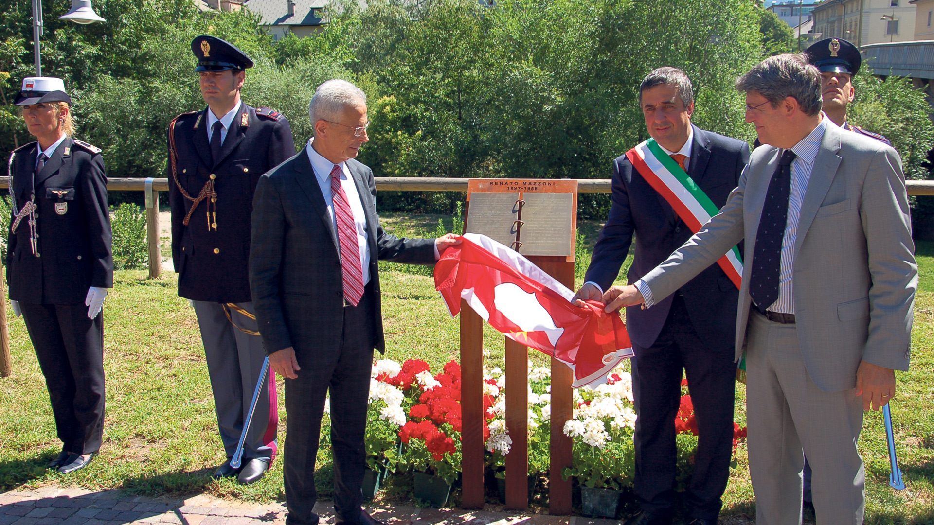 La targa dedicata a Renato Mazzoni