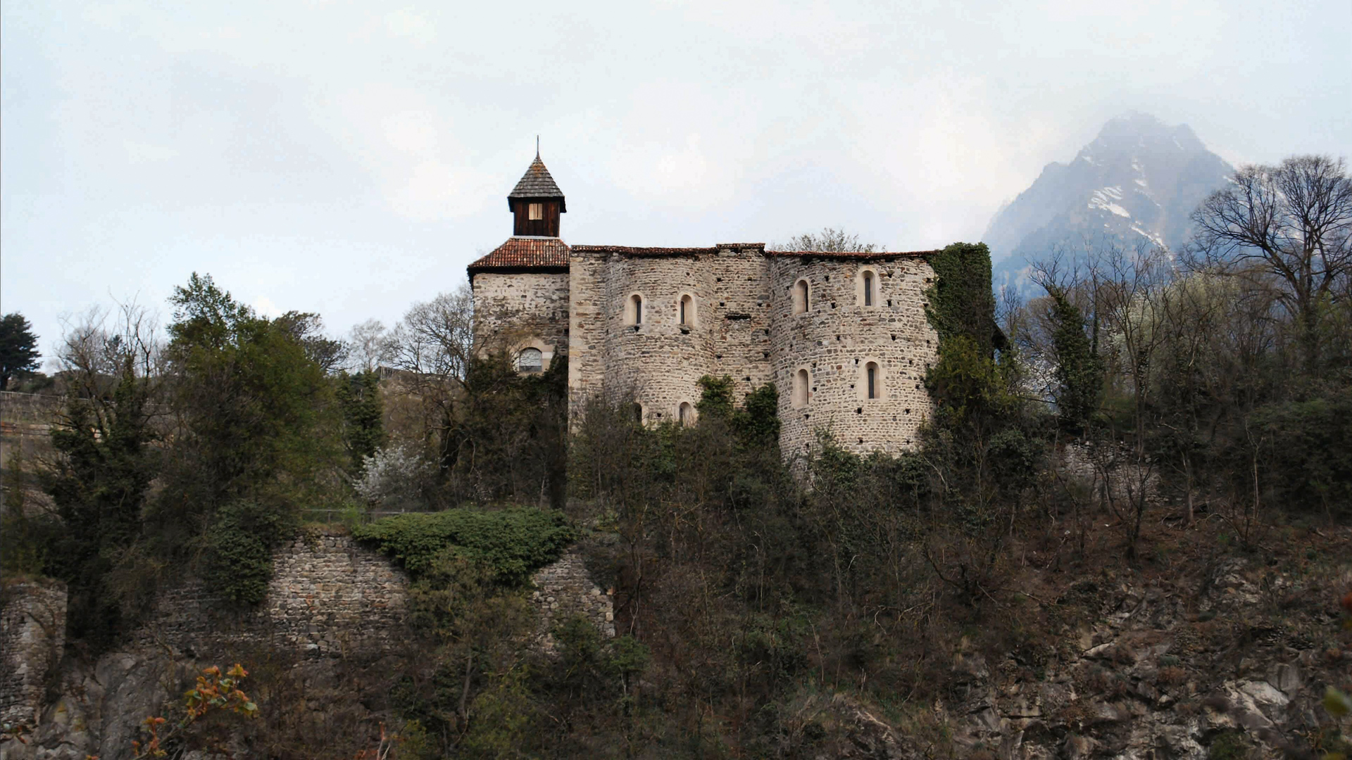 Sulle rocce di Castel San Zeno le origini della “civitas meranese”