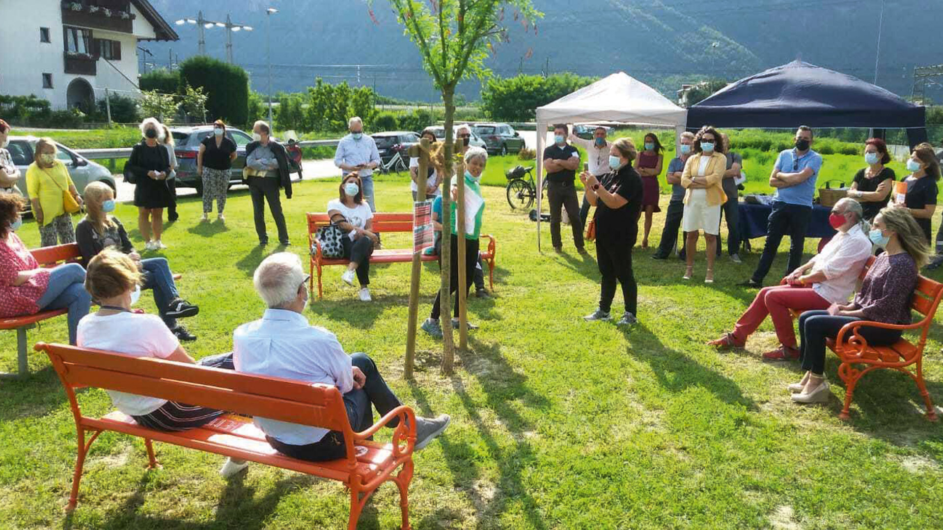 Un benvenuto alle panchine arancioni