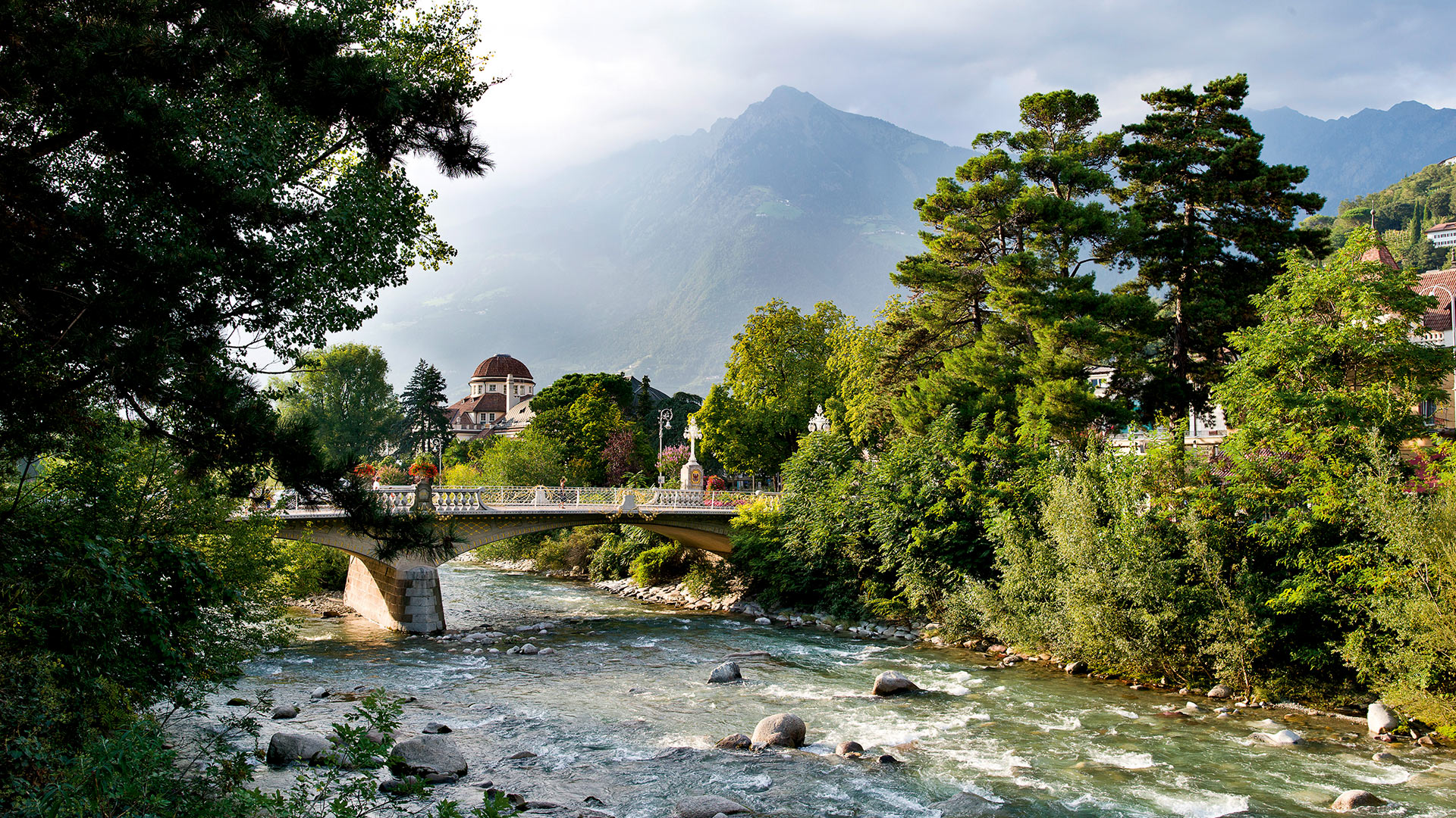 La città della Belle Epoque si riflette nel ponte della Posta