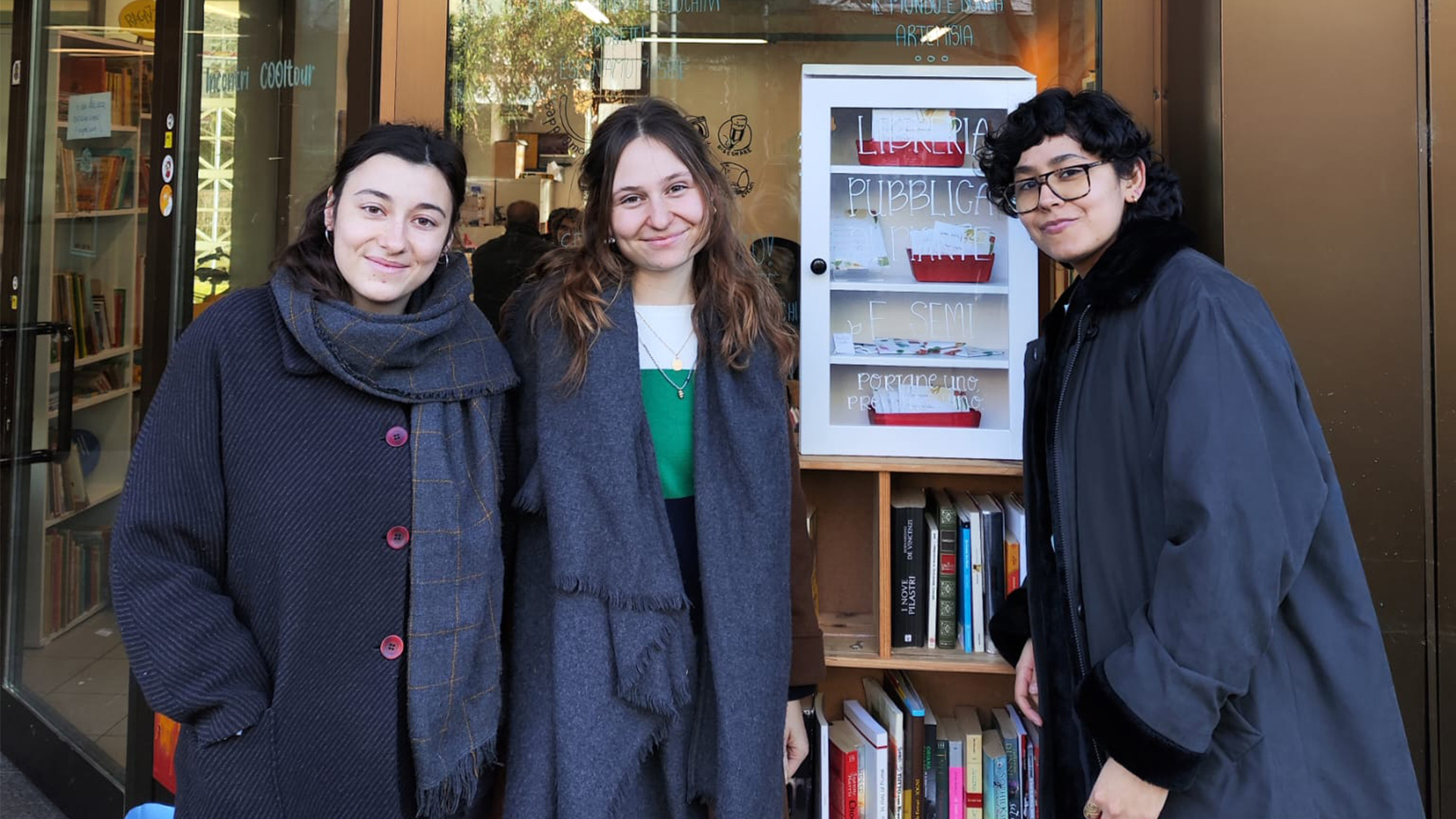 Le ragazze di Eco Social Design e i bambini alla scoperta della vita delle piante