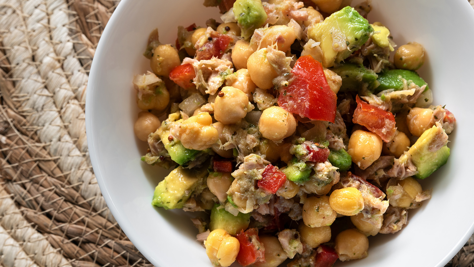 Insalata di ceci, tonno e avocado