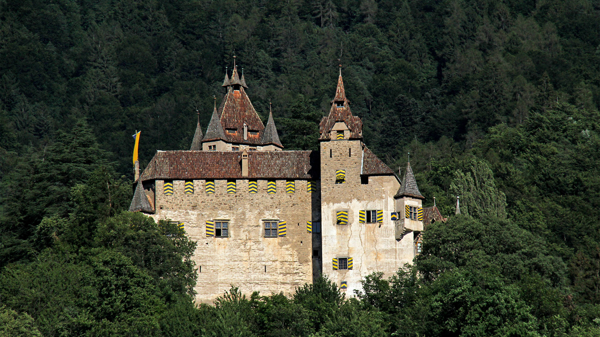 Il paese di Montagna e Castel d’Enna