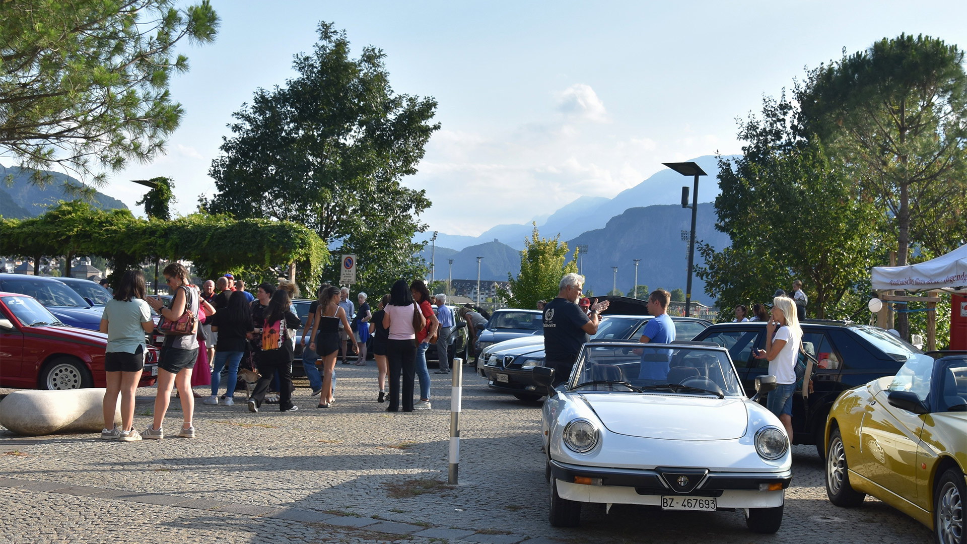 Una festa fra musica, buon cibo e vetture
