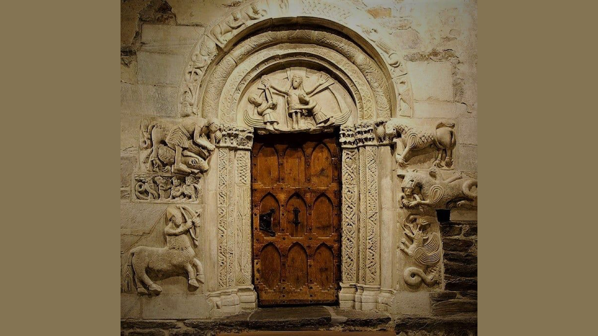 Una visita agli stupendi portali romanici di Castel Tirolo
