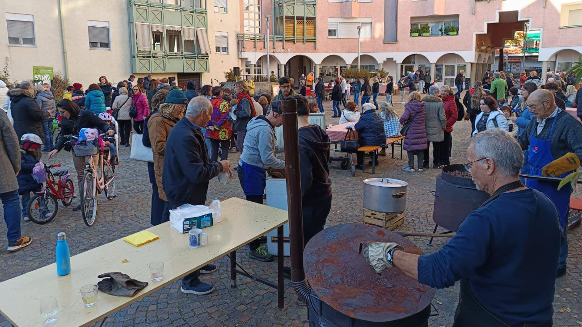 Tutto il rione ha partecipato alla “castagnata di comunità”