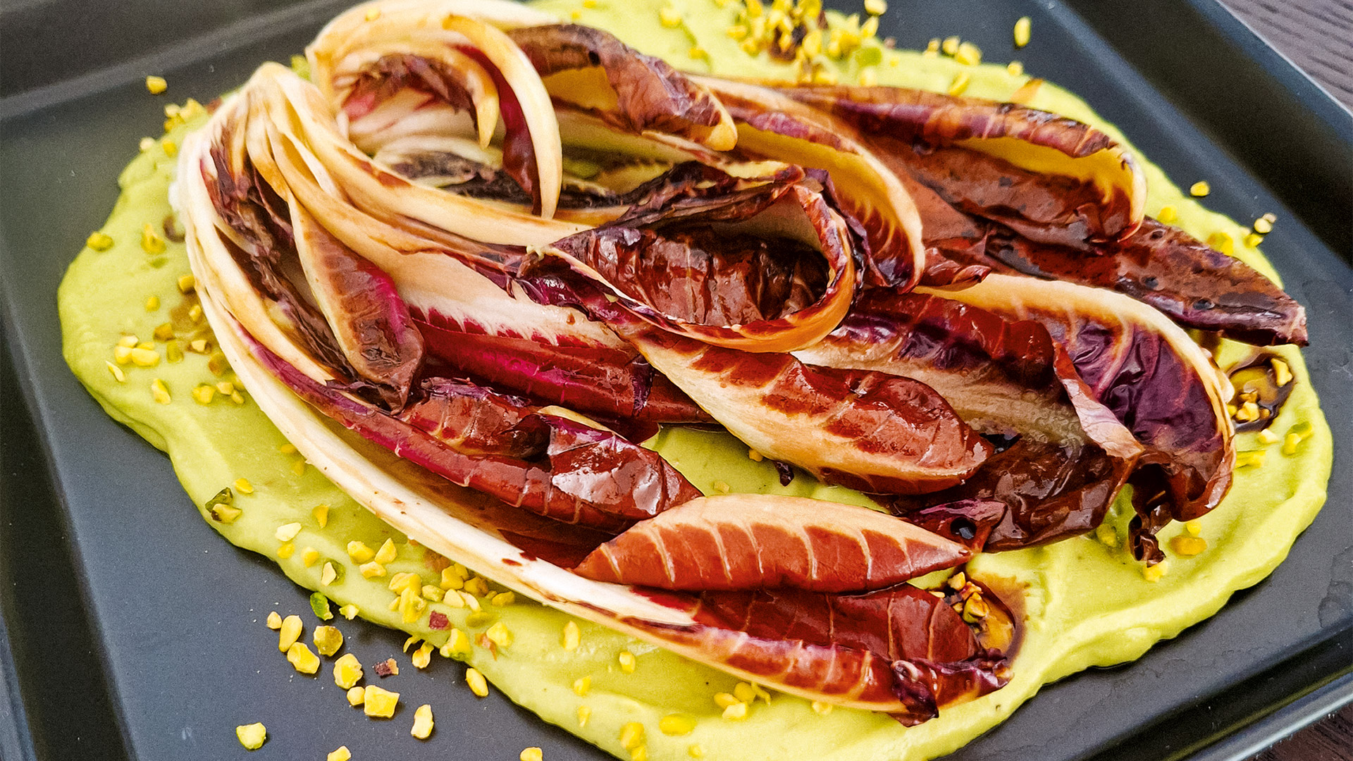Radicchio abbrustolito su crema di avocado e pistacchio